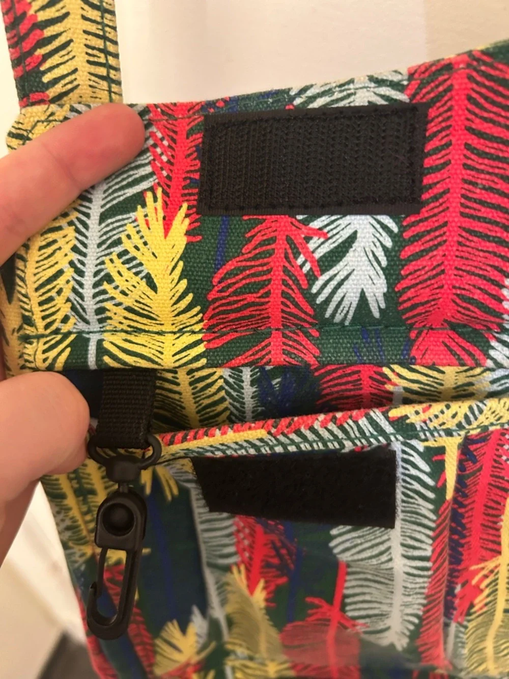🛍 2/$18 Kavu NWOT Multicolor Feather Crossbody Bag